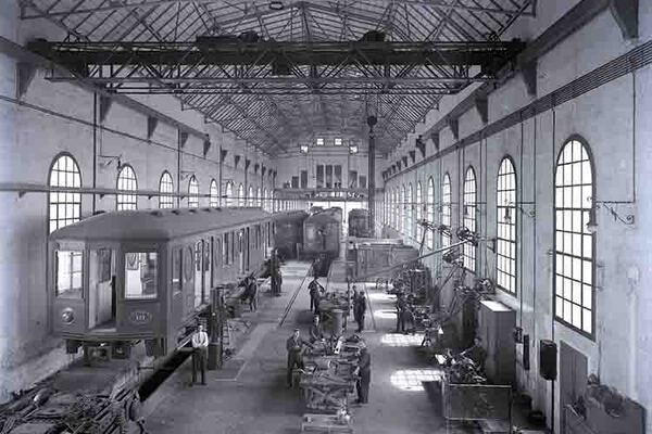 Treballadors del taller a la cotxera de Santa Eul&agrave;lia 1934. Autor desconegut. Font: Arxiu Fundaci&oacute; TMB