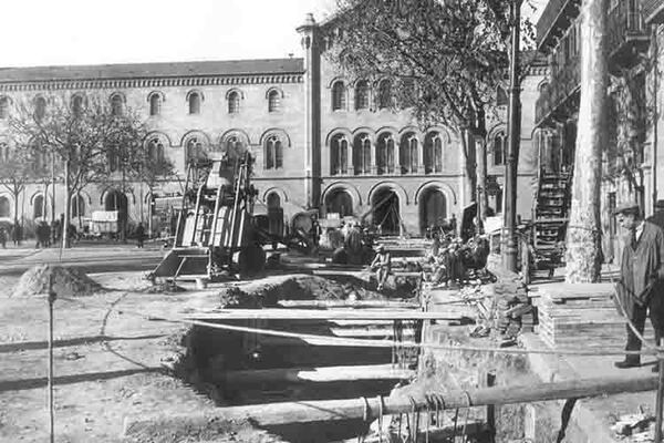 Construcci&oacute; de l&rsquo;estaci&oacute; d&rsquo;Universitat. 1925. Fotografia de Brangul&iacute;. Font: Arxiu Fundaci&oacute; TMB