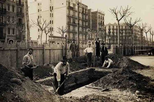 Construcci&oacute; del pou al carrer Rocafort, 17 de febrer de 1923. Autor desconegut. Font: Arxiu Fundaci&oacute; TMB