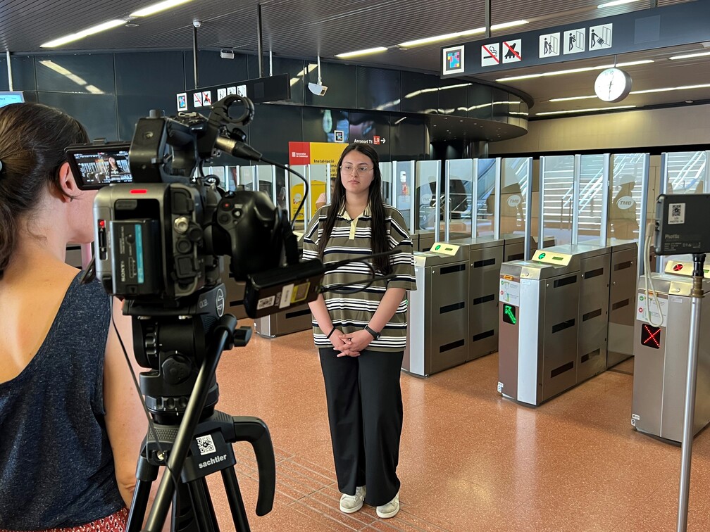 L'Ikram, guanyadora del relat lliure de la darrera edició del Concurs de Relats Curts de TMB 2026, en un moment de l'entrevista / Foto: TMB