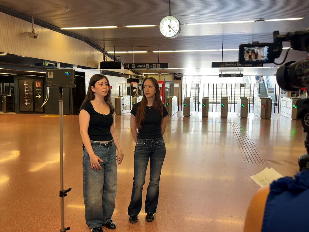 L'Aurèlia i la Carla, cocreadoes del curt 'In Transit', premiat amb el primer premi de la secció 'Roda a TMB' del festival Subtravelling 2025 / Foto: TMB