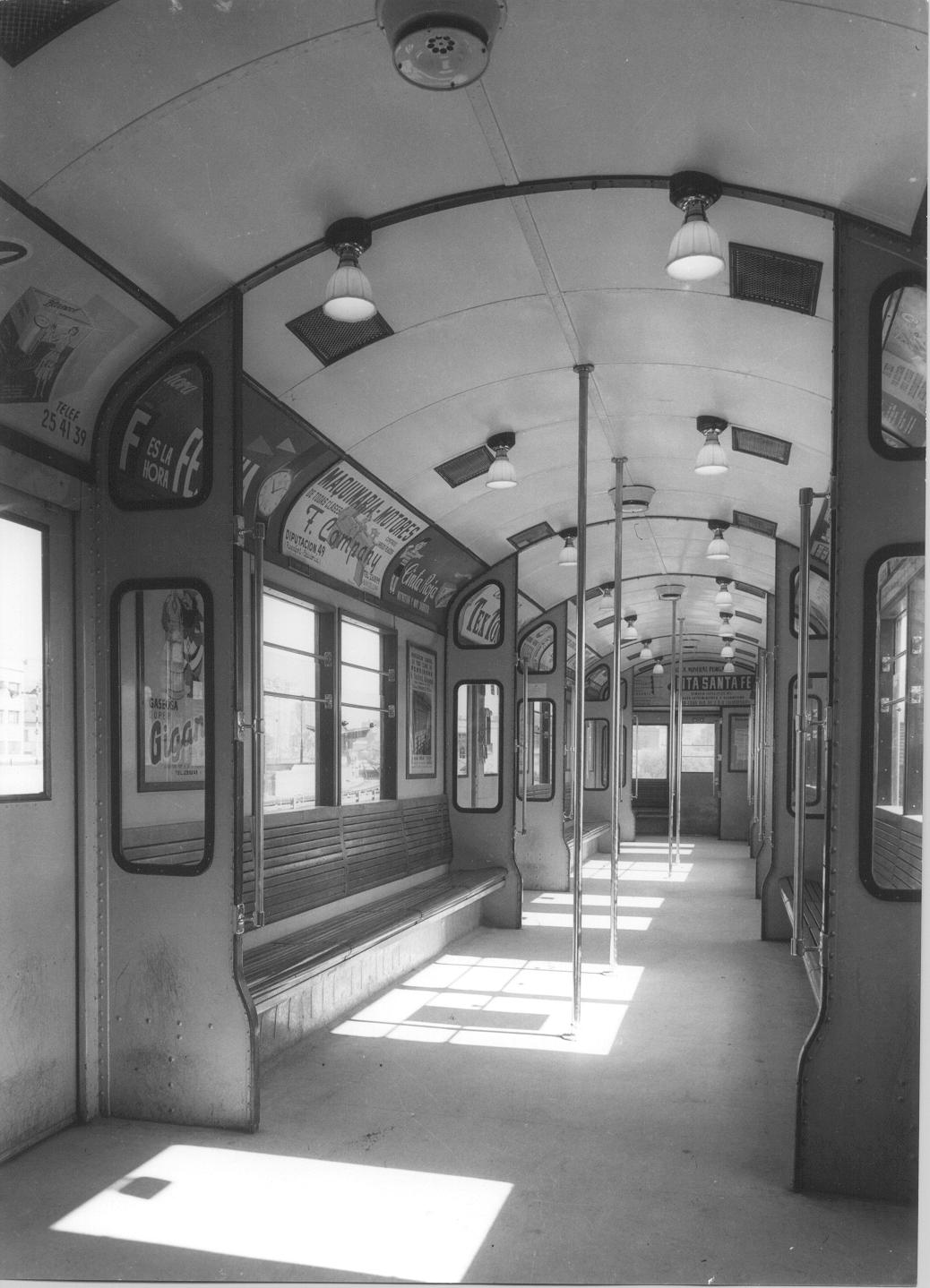 Interior d'un tren de la sèrie 100 /Foto Arxiu TMB