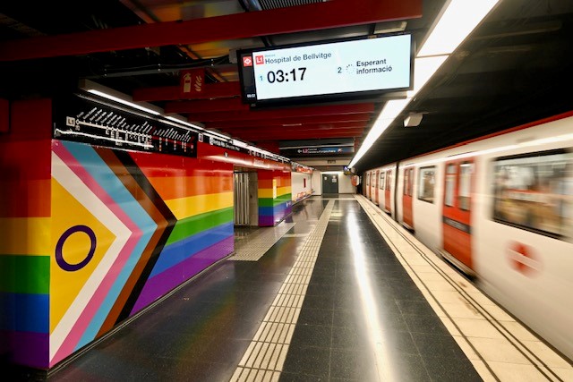 La bandera inclusiva llueix a l'estació de metro d'Universitat L1 / Foto: Pep Herrero (TMB)
