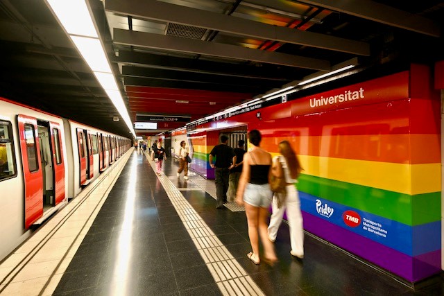 La bandera inclusiva llueix a l'estació de metro d'Universitat L1 / Foto: Pep Herrero (TMB)