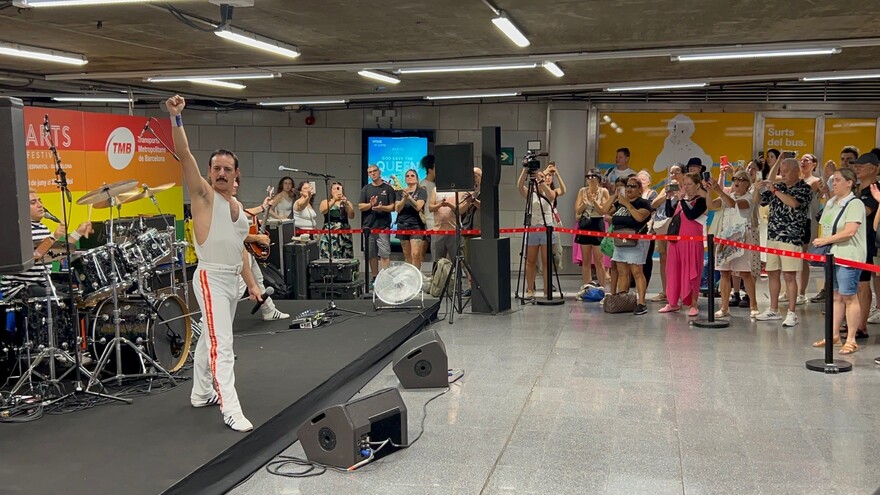 La banda tribut God Save The Queen en un moment de la seva actuació al metro / Foto: Marta Espinosa (TMB)