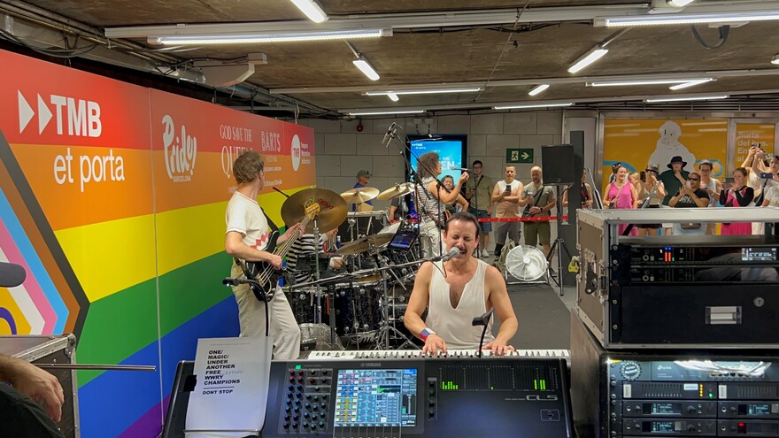 El líder de la banda, interpretant 'Don't stop me now' de Queen al metro / Foto: Marta Espinosa (TMB)