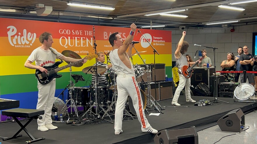 God Save The Queen, una de les bandes tribut més venerades a nivell internacional, en un moment del 'show' que han ofert al metro de Barcelona / Foto: Marta Espinosa (TMB)
