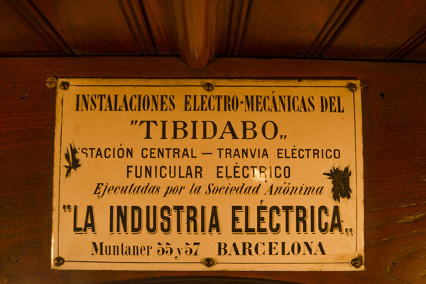 Placa de la cabina de passatgers que identifica els treballs executats per La Industria El&eacute;ctrica / Foto: Arxiu TMB