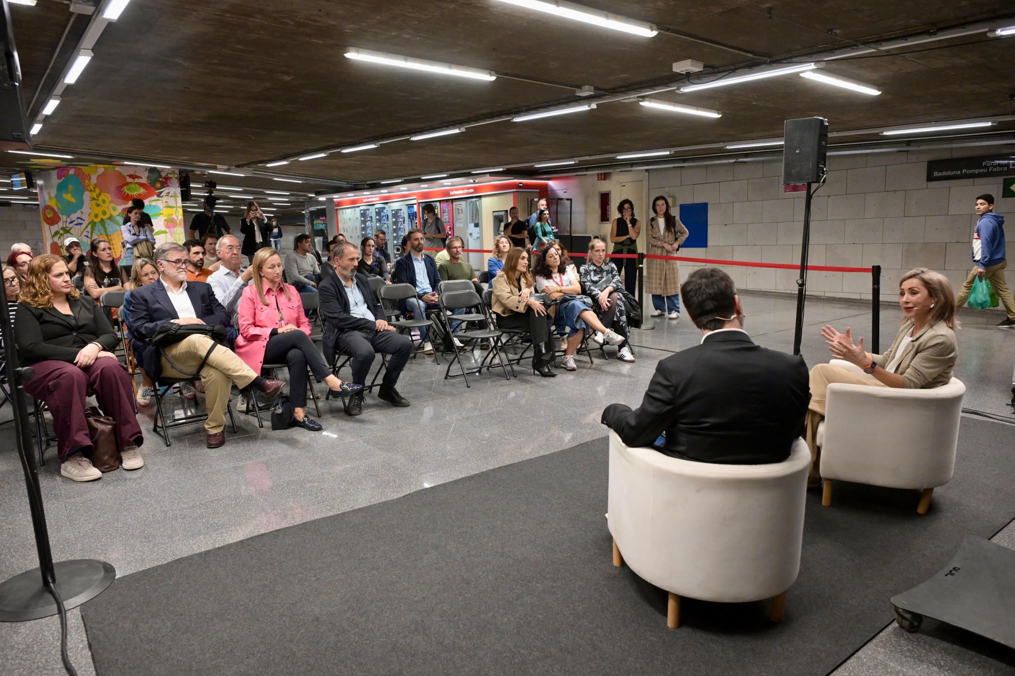 Bona acollida de la xerrada de Paula Fernández Ochoa sobre el suïcidi al metro / Foto: Pep Herrero (TMB)