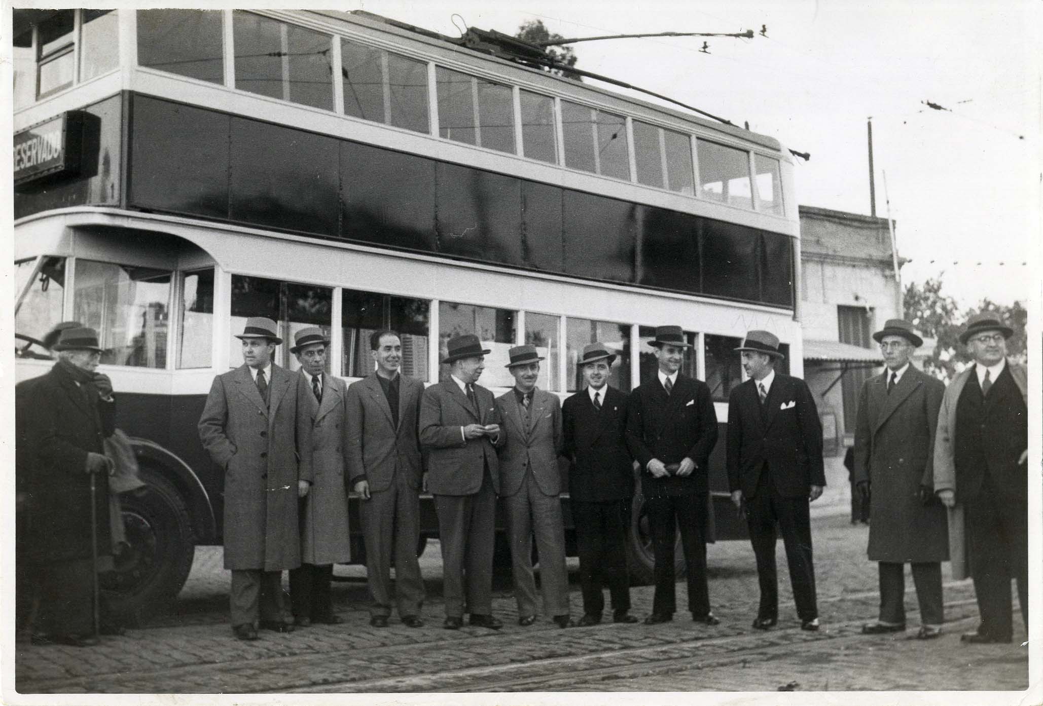 Presentació del prototipus de Troleibús l'any 1941, amb l'alcade de Barcelona, Miguel Mateu, i el president de Tranvías de Barcelona SA / Foto Arxiu TMB