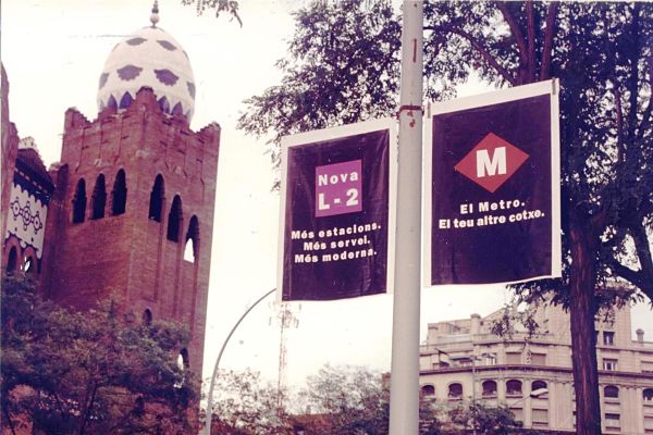 Banderoles anunciant la inauguració de la L2 el mes de setembre de l'any 1995 / Foto: Arxiu TMB