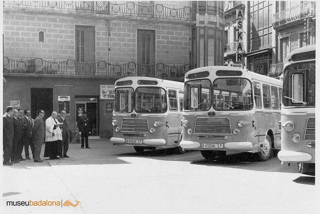 Benedicció d'autobusos a la plaça de la vila de Badalona / Foto: Museu Badalona