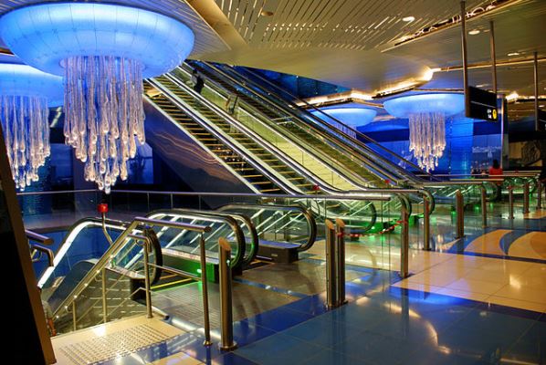 Una estació del metro de Dubai a la seva inauguració, l'any 2009 / Foto: Nepenthes (en Wikipedia)