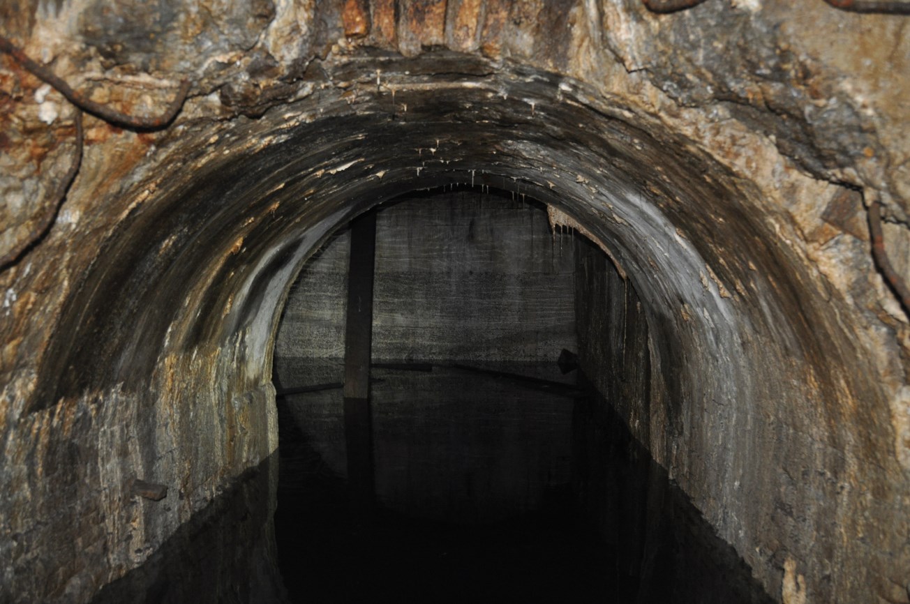 Detall de la galeria d’accés al túnel circular, tota plena d’aigua. Al fons s’observa part del túnel circular / Foto: SABCN