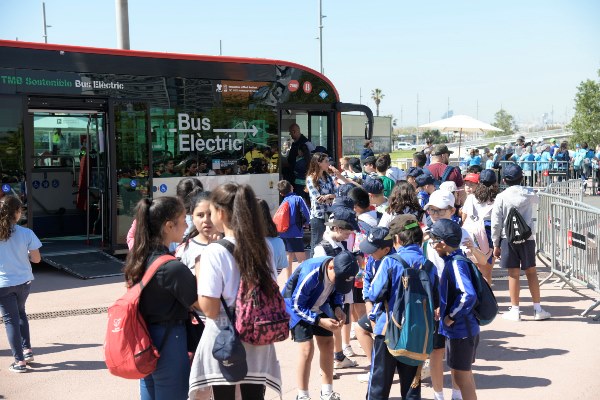 Els nens i nenes han pogut aprendre a viatjar a bord d'un bus elèctric de TMB / Foto: Miguel Ángel Cuartero (TMB) 