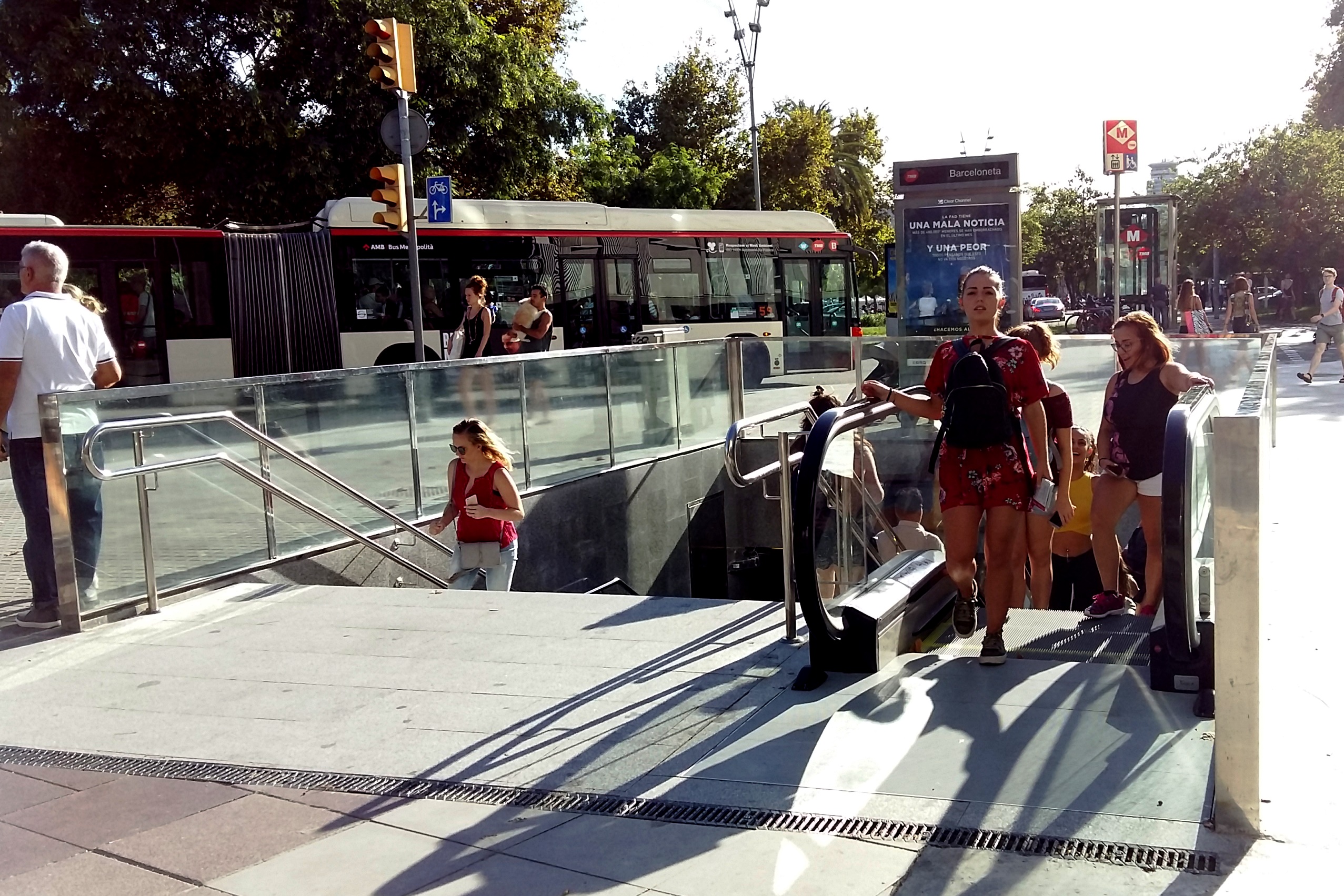 Accés equipat amb escala mecànica a l'estació de Barceloneta / Foto: TMB