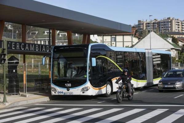 Autobús articulat del MetroTUS circulant en proves a Santander / Imatge: Javier Cotera a Diario Montañes