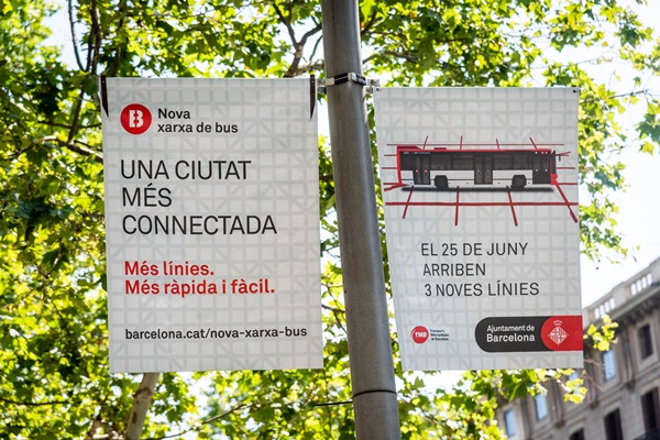 Banderoles de la campanya 'Una ciutat més connectada' a la Gran Via de Barcelona / Foto: Pep Herrero (TMB)