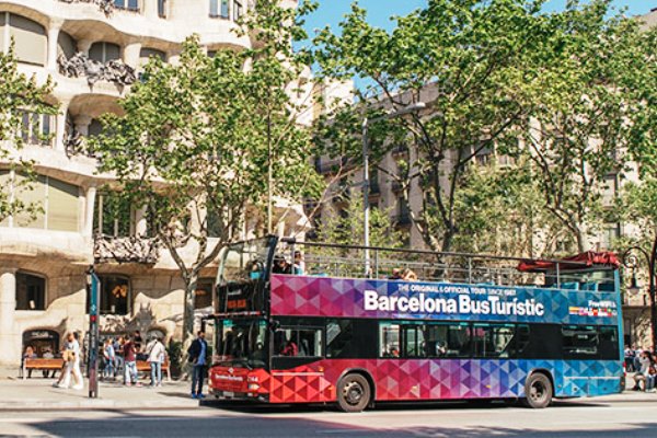 El Barcelona Bus Turístic al seu pas per La Pedrera / Foto:TMB