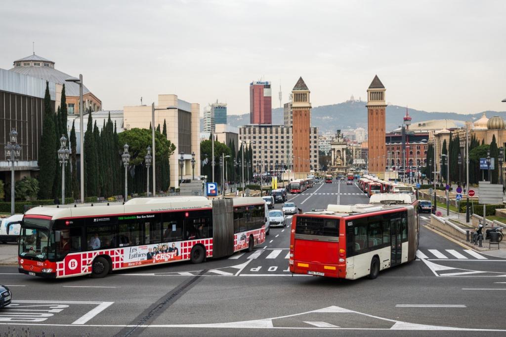 Autobusos destinats al congrés de mòbils, a l'avinguda Maria Cristina / Foto: Pep Herrero
