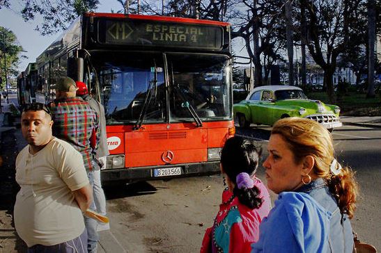 Foto de Santi Piñol d'un autobús de TMB a l'Havana, amb l'inidicador frontal d'un servei alternatiu al metro