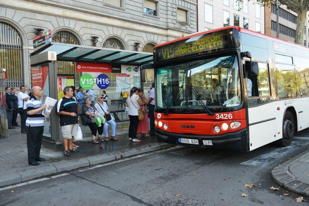 Bus V15 a la parada de Catalunya / Foto: TMB