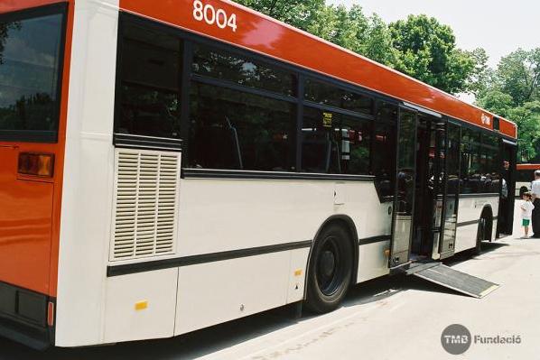 Un dels primers autobusos amb rampa per a cadires de rodes, el 1992 / Foto: Arxiu TMB