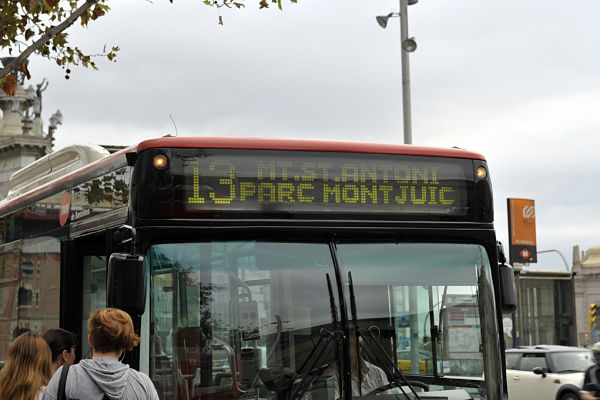 Autobús de la línia 13 a la plaça d'Espanya el 2012 / Foto: Miguel Ángel Cuartero (TMB)
