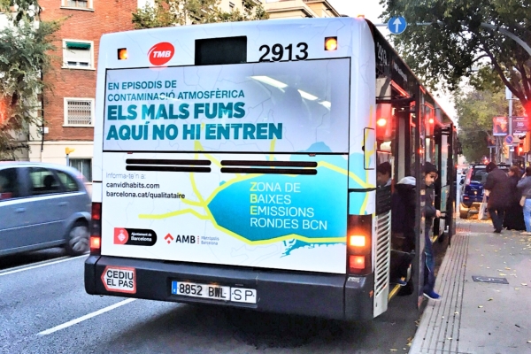 La campanya de l'AMB i l'Ajuntament de Barcelona en un autobús de la línia 19 / Foto: TMB
