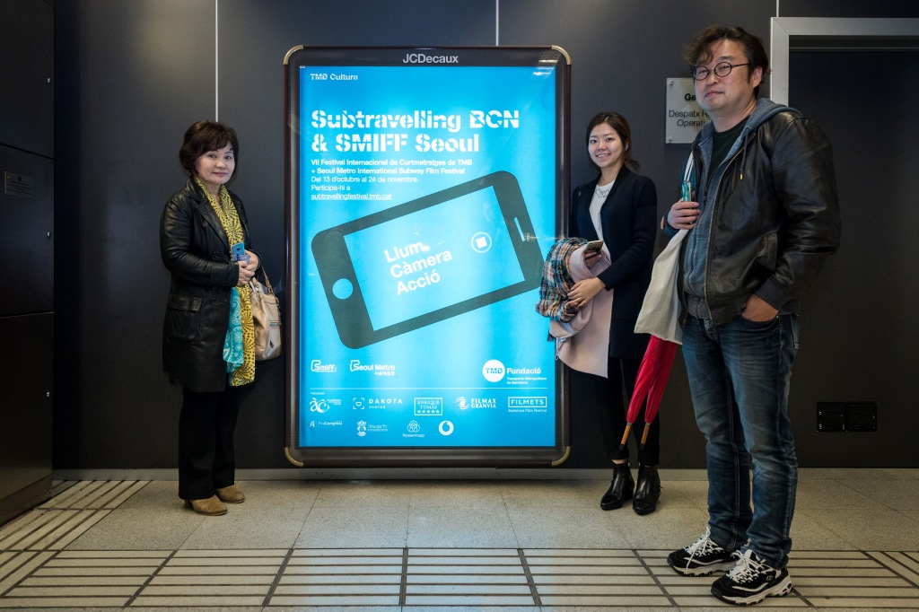 La delegació del metro de Seül davant un oppi en què s'anuncia el Subtravelling / Foto: Pep Herrero