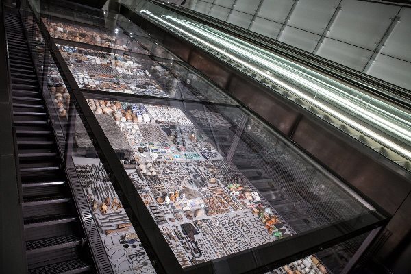 Les restes arqueològiques exposades entre les escales mecàniques de l'estació Rokin / Foto: Metro Amsterdam
