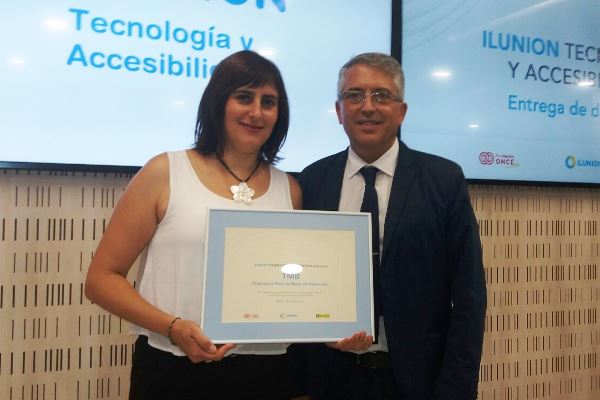 Lourdes Montero i Raül Casas amb el diploma de TMB / Foto: Ilunion