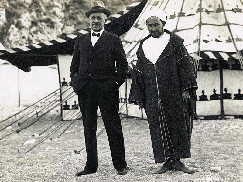 Horacio Echevarrieta al Marroc amb Abd el-Krim, amb qui va negociar la repatriació de presoners de guerra 