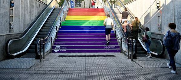 Escala de l'estació Universitat amb els colors LGTBI / Foto: Miguel Ángel Cuartero (TMB)