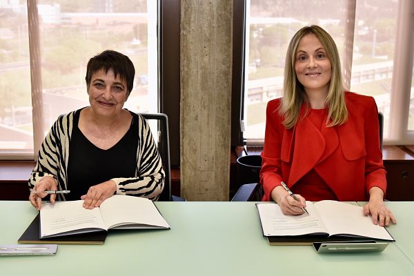 Rosa Alarcón, presidenta de TMB, i Emma Navarro, vicepresidenta del BEI, en la firma de l'acord / Foto: Pep Herrero (TMB)