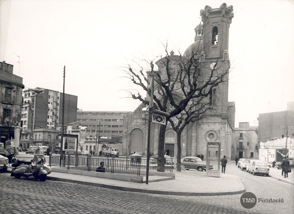 Accés a l'estació de Sant Andreu a la plaça Orfila, l'any 1968 / Arxiu TMB