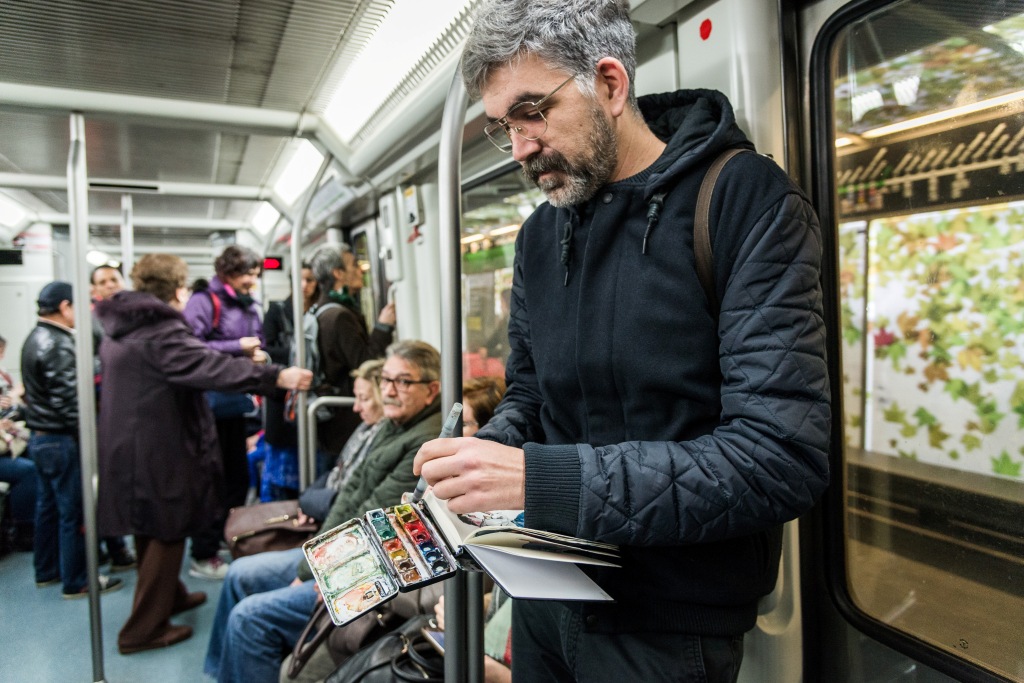 L'usuari Francesc Ricart dibuixant dins un comboi de metro / Foto: Pep Herrero 