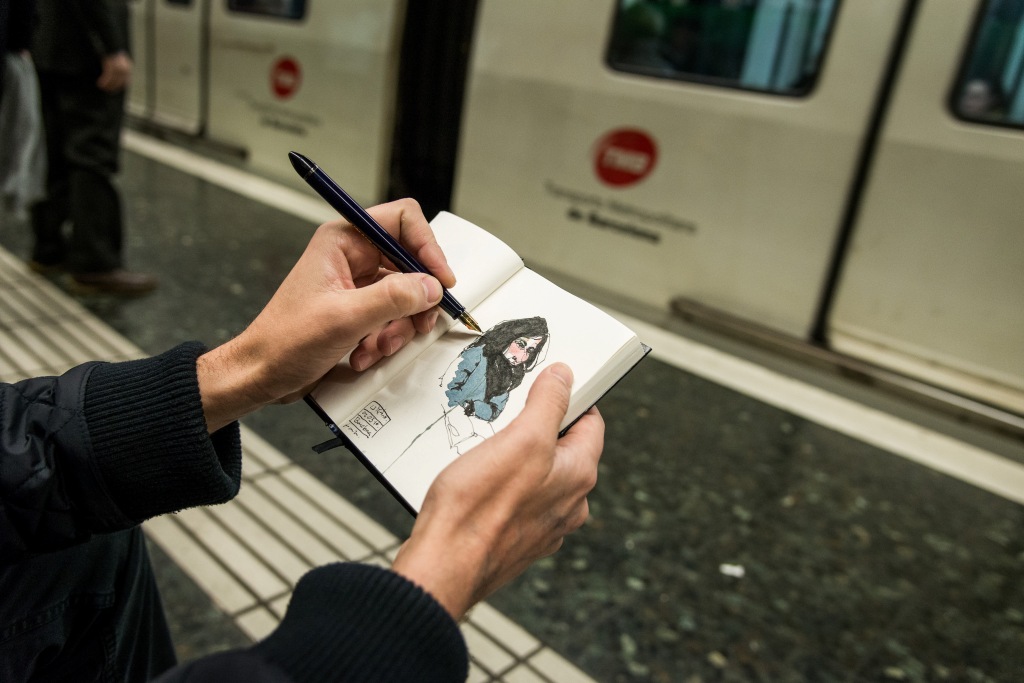 L'usuari Francesc Ricart dibuixant a l'andana de l'estació Poble Sec / Foto: Pep Herrero