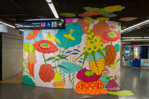 Aspecte de l'obra de l'artista Mari Ito al vestíbul de l'estació d'Universitat / Foto: TMB