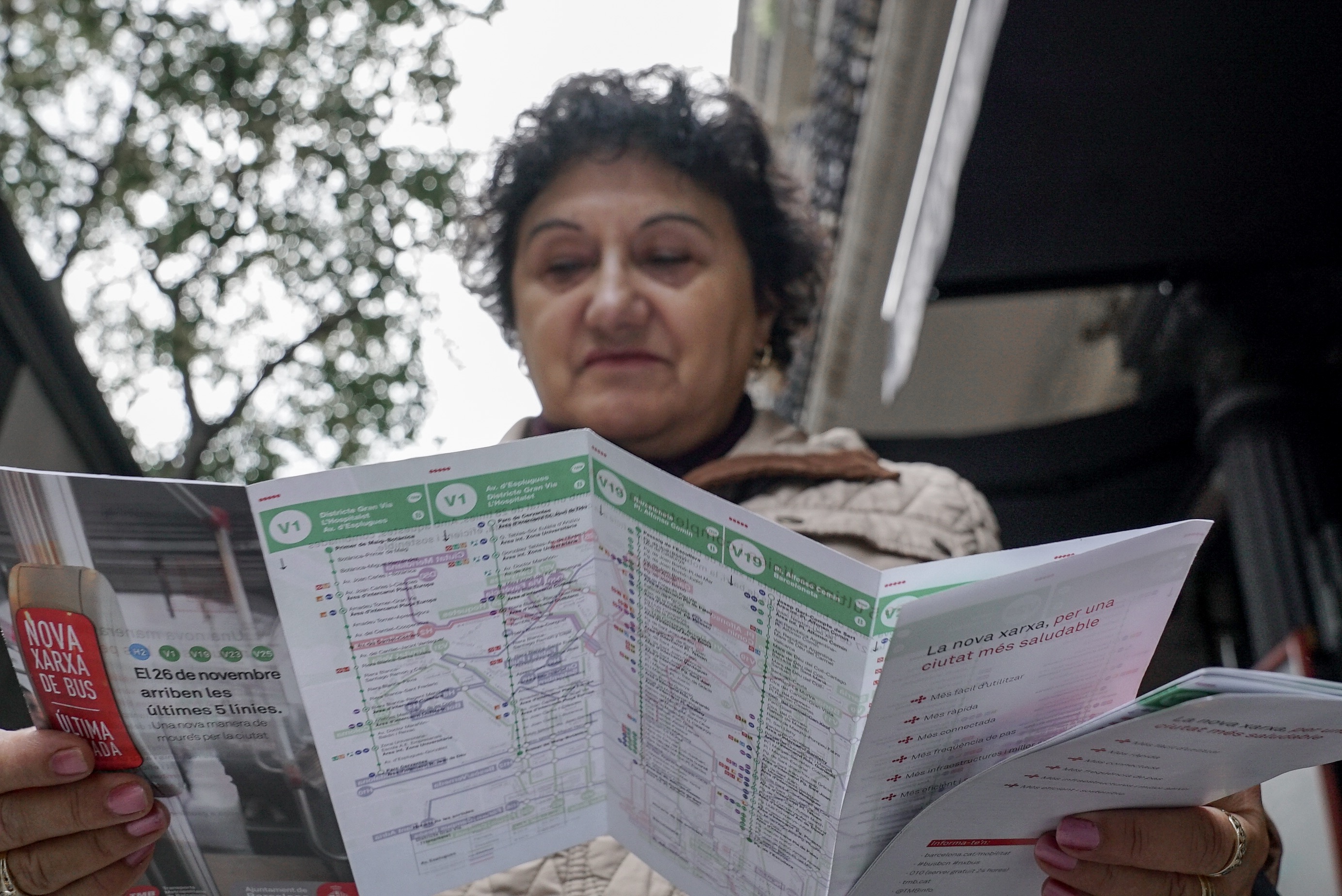Una dona consulta un mapa de la nova xarxa de bus / Foto: Ajuntament de Barcelona