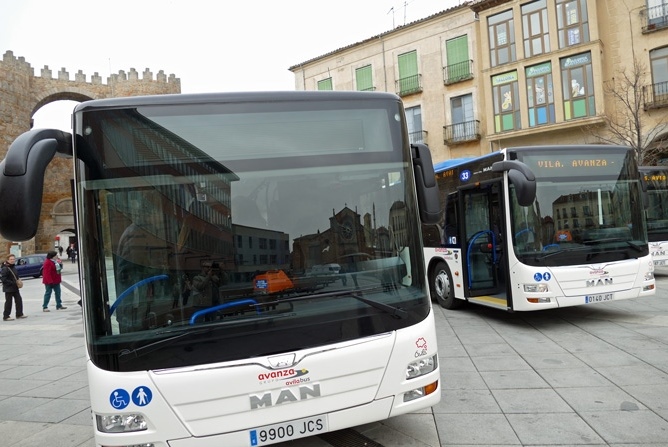 Autobusos d'Avilabus davant la muralla / Foto: Avilared
