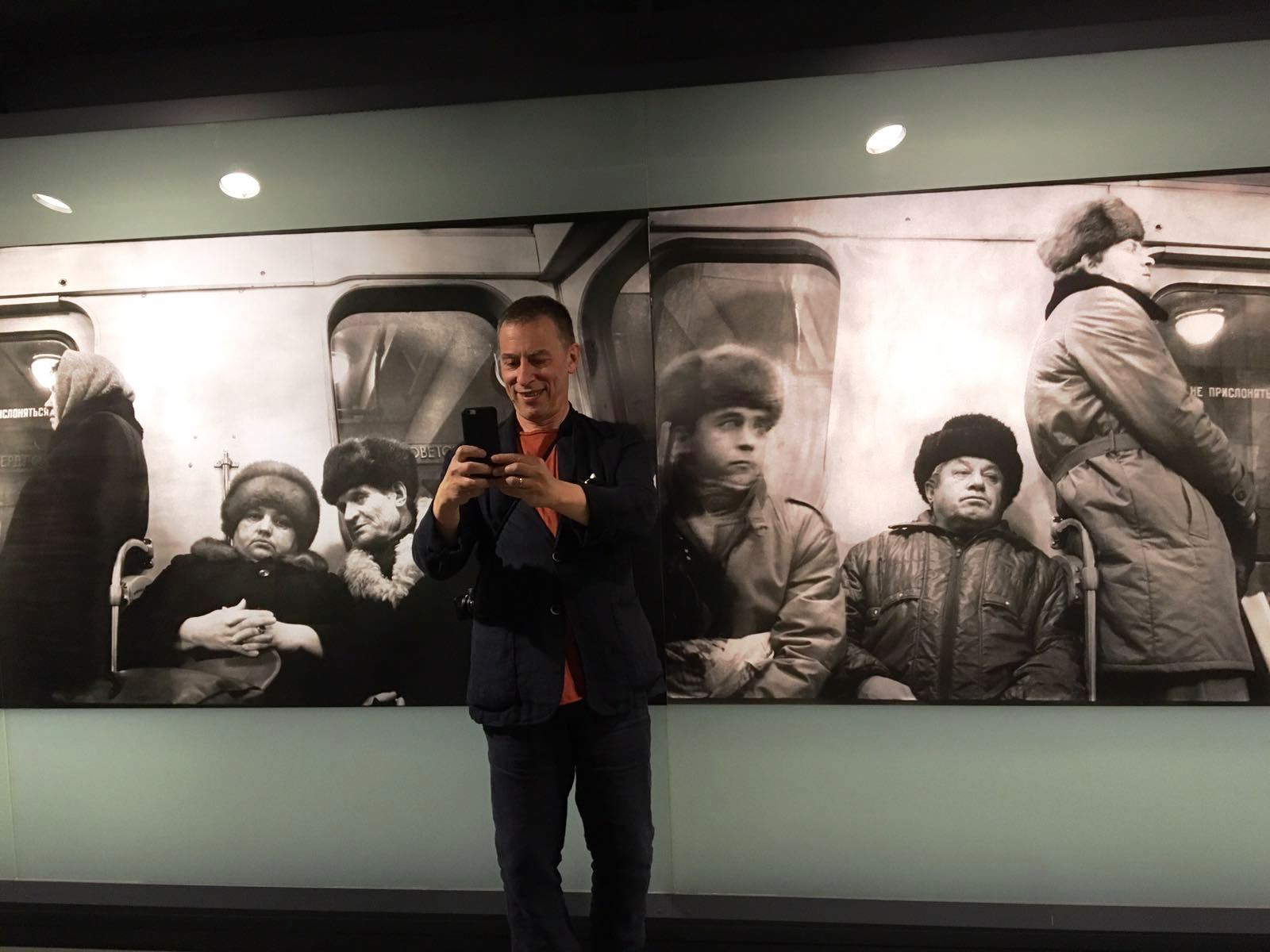 Misha Pedan davant d'algunes de les seves fotografies a l'Espai Mercè Sala / Foto: TMB