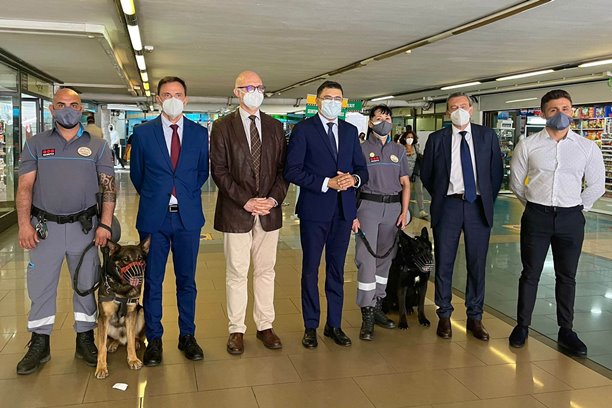 Responsables de Securitas i Metro de Barcelona en la presentació de la unitat canina de Gran Canària / Foto: TMB