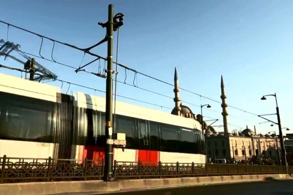 Captura del vídeo 'time-lapse' que mostra el dia a dia del metro d'Istanbul / Imatge: Super Panda