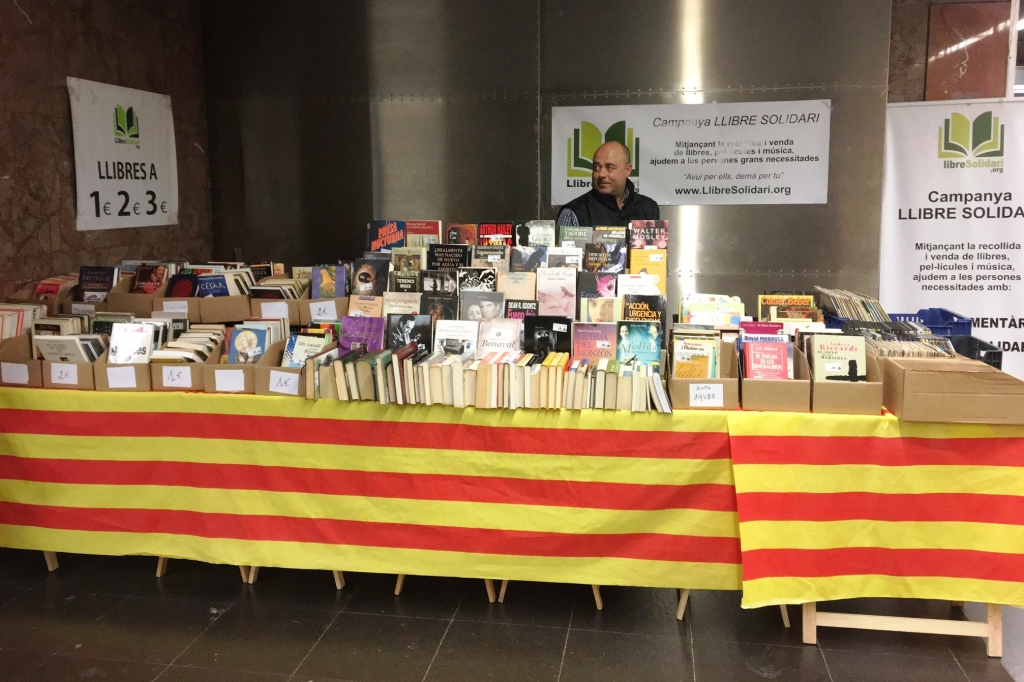Punt de venda de llibres solidaris a l'estació de metro Espanya / Foto: TMB
