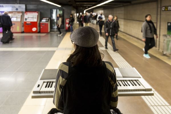 Merx Sama tocant el teclat al metro / Foto: Dani Ríos (Ara Diumenge)
