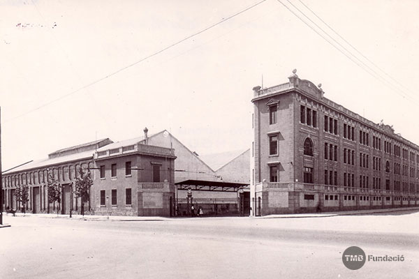 A la dreta, l'edifici d'oficines de la CGA que serà la Casa de les Lletres / Foto: Arxiu TMB