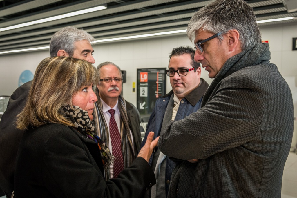 L'alcaldessa, Núria Marín, conversa amb el director general de TMB, Jaume Tintoré / Foto: Pep Herrero