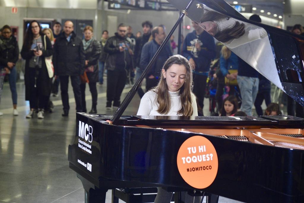 Una usuària tocant el piano ubicat al metro de Diagonal / Foto: Pep Herrero (TMB)