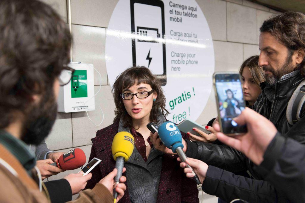 Mercedes Vidal atén els mitjans avui al metro d'Universitat / Foto: Miguel Ángel Cuartero (TMB)